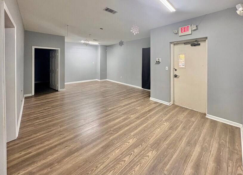 More Photos Of 5411 Brookglen Dr, Houston Warehouse For Lease