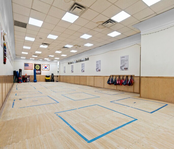 More Photos Of 30-22 Steinway St, Astoria Storefront For Lease