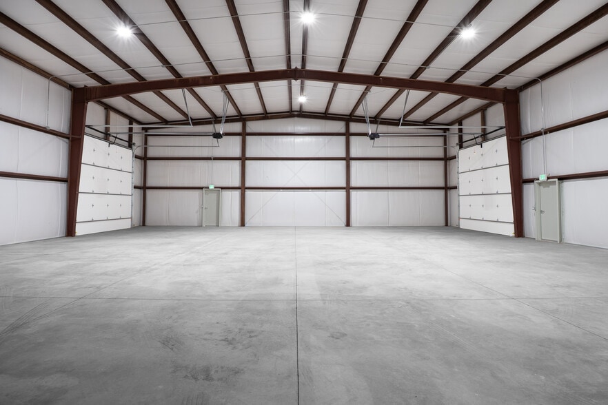 More Photos Of 925 Regional Rd park, Hurricane Industrial For Lease