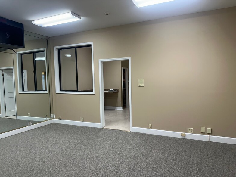 More Photos Of 9600 Sunbeam Ctr, Jacksonville Office For Sale