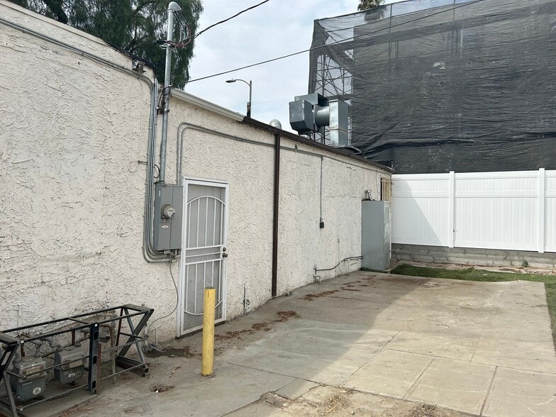 More Photos Of 8122 Avalon Blvd, Los Angeles Storefront Retail Residential For Lease