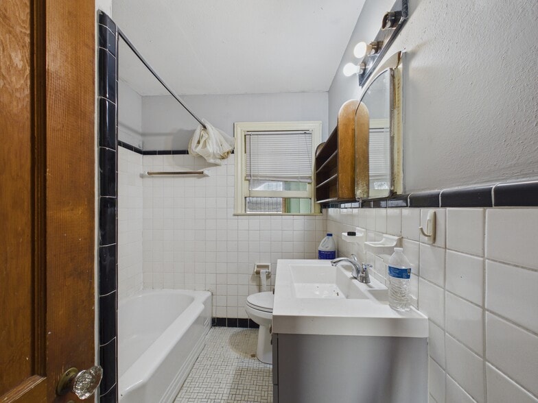 More Photos Of 1334 W 21st St, Houston Flex For Sale