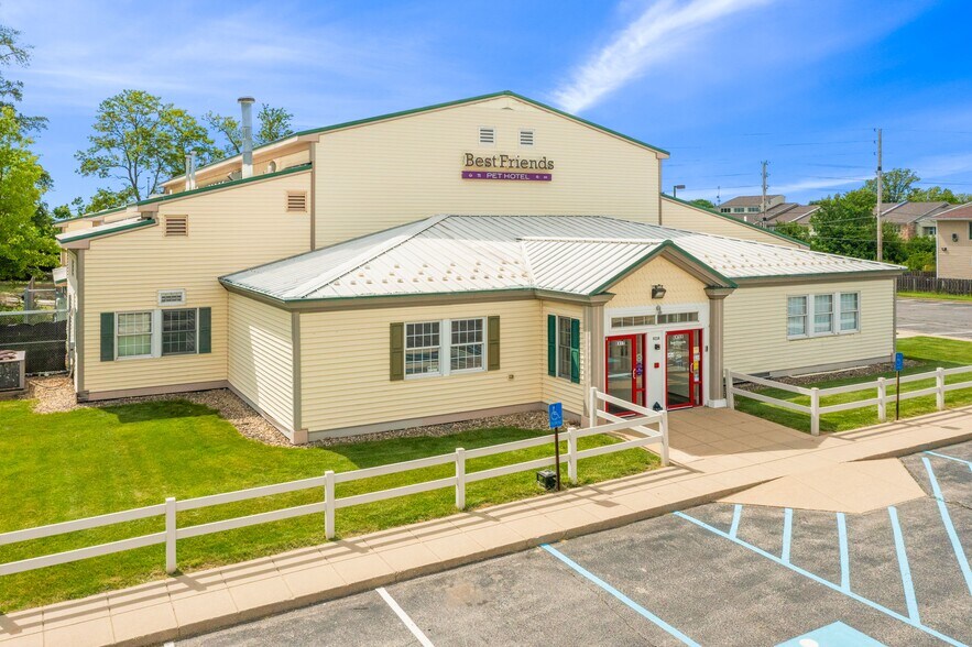More Photos Of 8224 N Bash St, Indianapolis Veterinarian Kennel For Sale
