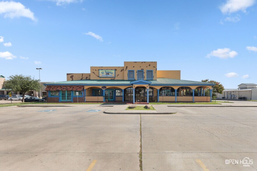 More Photos Of 2210 Southwest Pky, Wichita Falls Restaurant For Sale