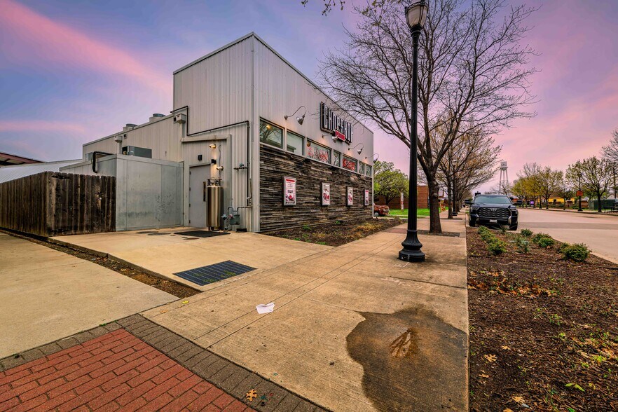 More Photos Of 309 S Oak St, Roanoke Restaurant For Lease