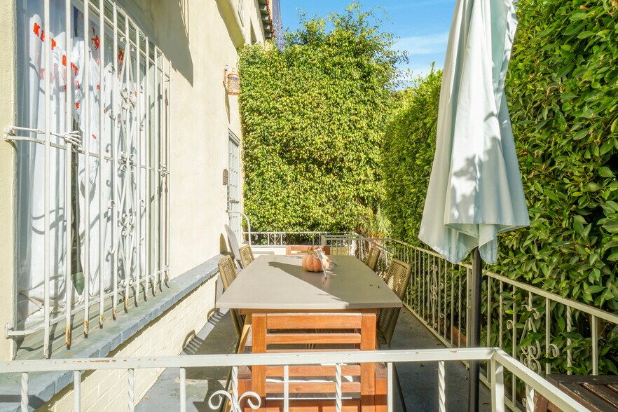 More Photos Of 325 N Stanley, Los Angeles Apartments For Sale