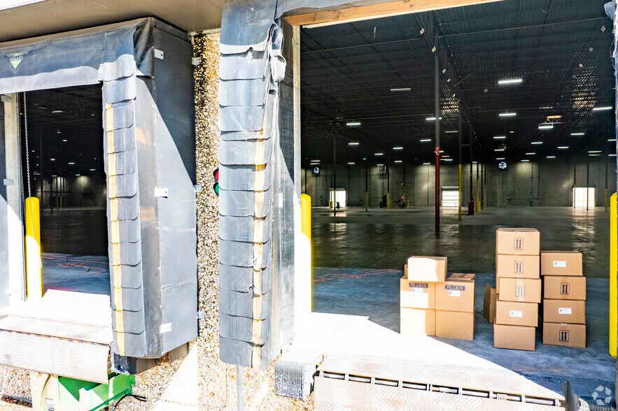 More Photos Of 7105-7125 New Tampa Hwy, Lakeland Warehouse For Lease