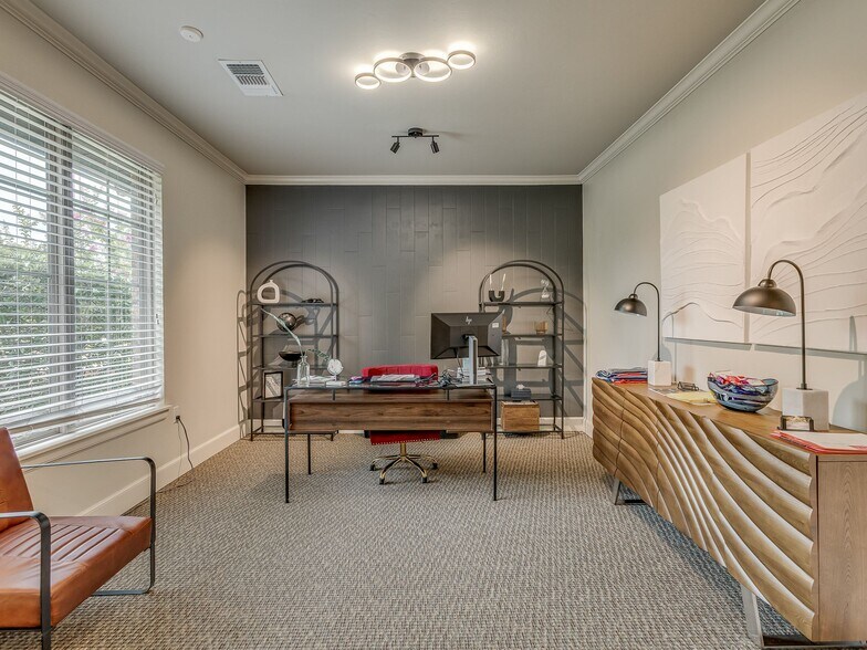 More Photos Of 2232 Bridgeview Blvd, Edmond Office Residential For Lease