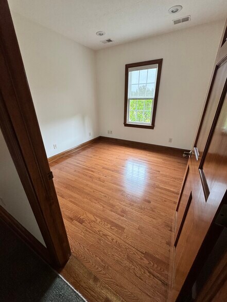 More Photos Of 109 Chase Dr, Hurricane Office For Lease