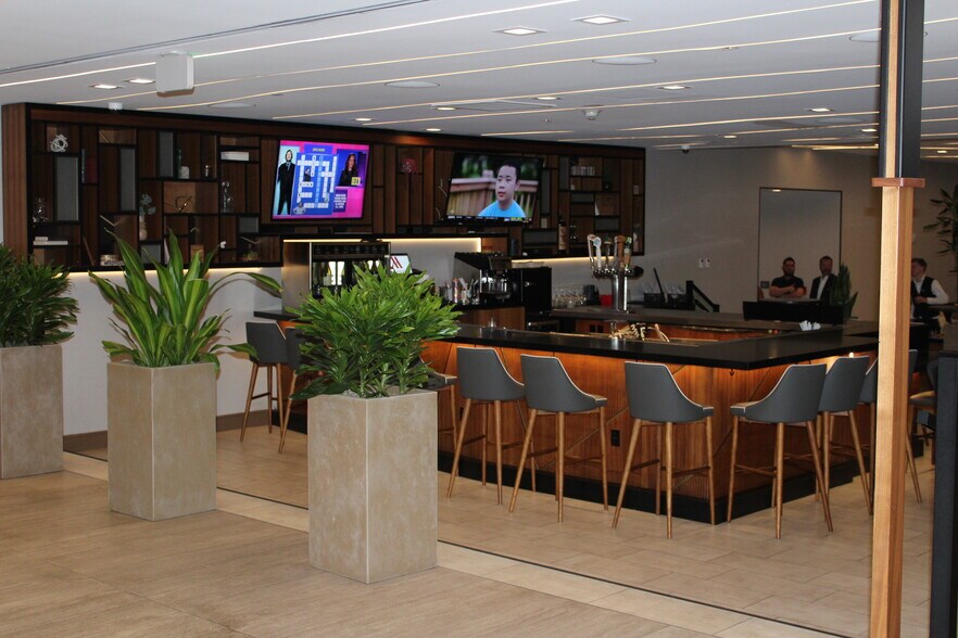 More Photos Of 1500 Main St, Springfield Medical For Lease