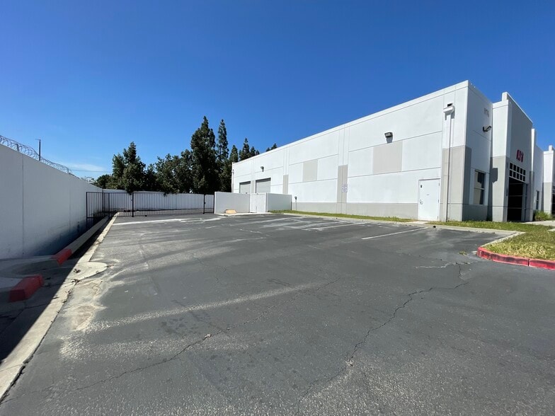 More Photos Of 1976 W Holt Ave, Pomona Warehouse For Lease