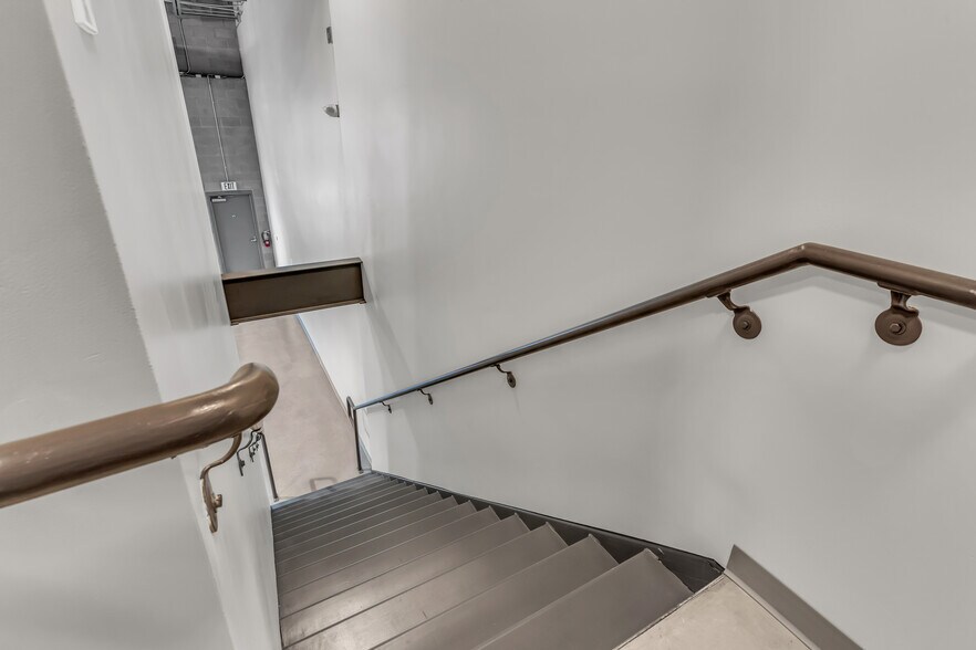 More Photos Of 15032 N 74th St, Scottsdale Showroom For Sale