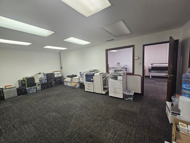 More Photos Of 1261 W Hurst Blvd, Hurst Warehouse For Lease