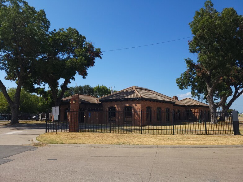More Photos Of 2323 N Walton Walker Blvd, Dallas Office For Sale