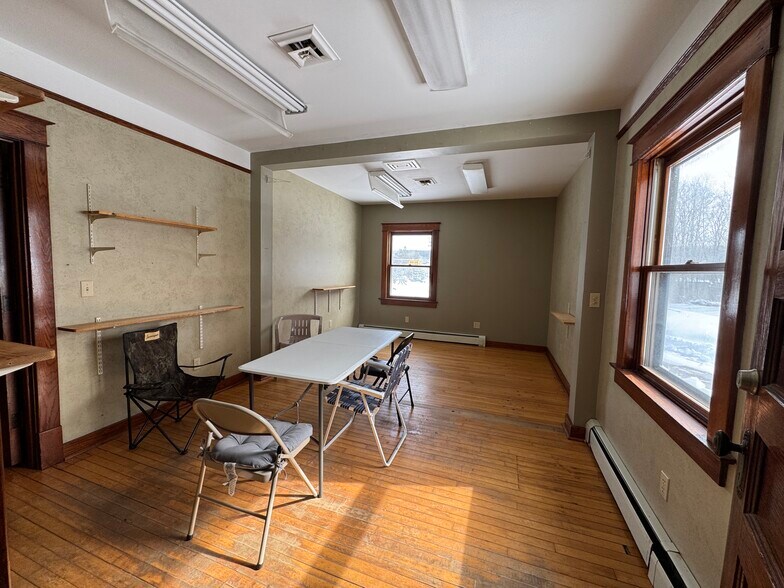 More Photos Of 300 E Pioneer St, Crandon Flex For Sale