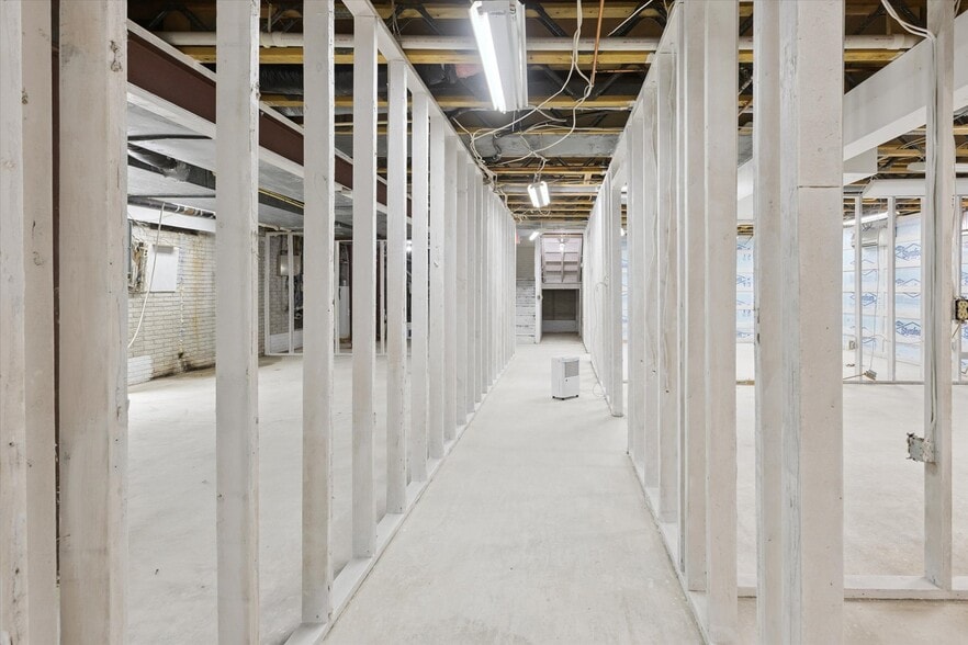 More Photos Of 1003 Mulholland St, Bay City Office For Sale
