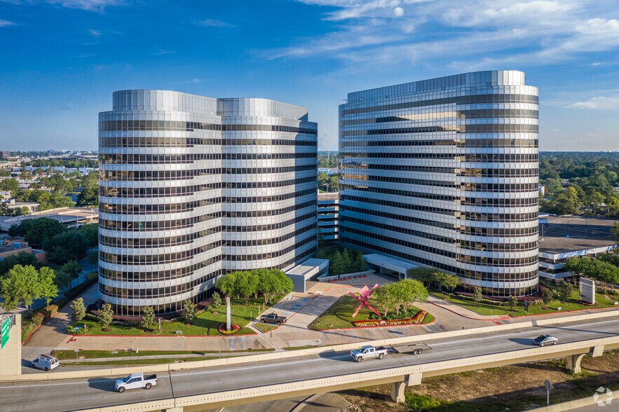 More Photos Of 2950 N Loop Fwy W, Houston Office For Lease