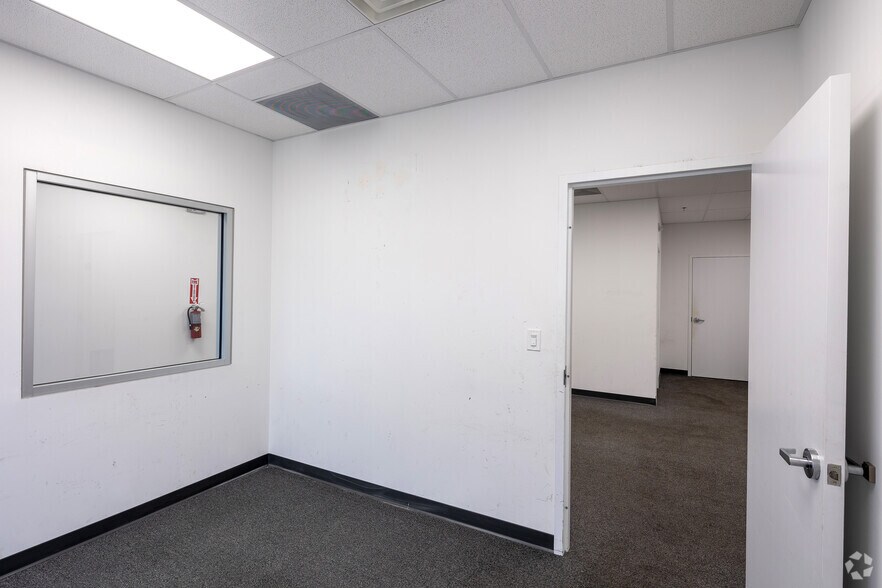 More Photos Of 3042 NW 73rd St, Miami Distribution For Lease