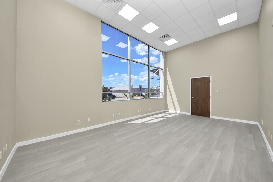 More Photos Of 1563 Live Oak St, Webster Office For Sale