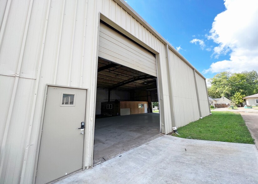 More Photos Of 1113 S 3rd St, Rogers Distribution For Lease