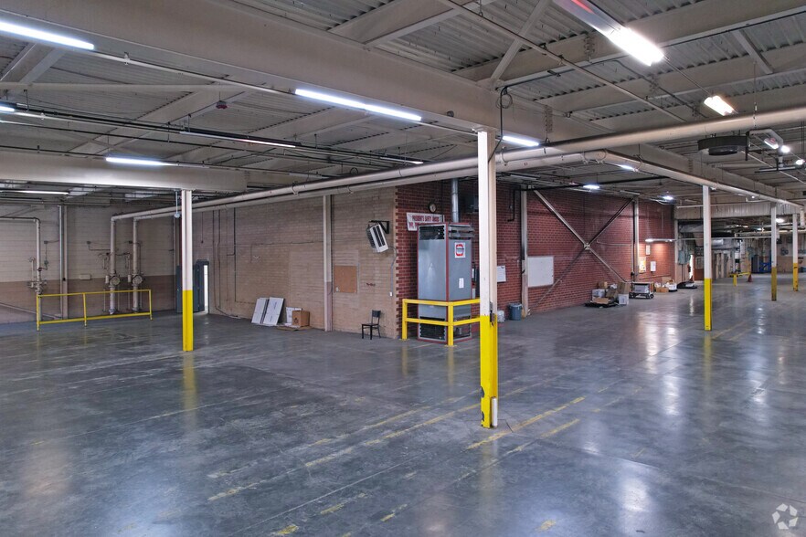 More Photos Of 572 S New St, Eden Distribution For Lease