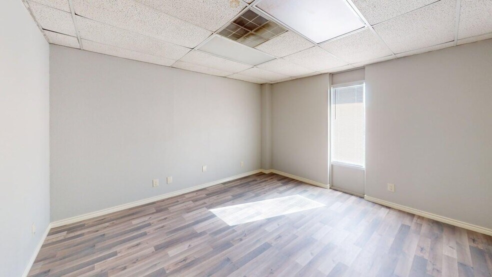 More Photos Of 4001 W Oak St, Palestine Self Storage For Lease