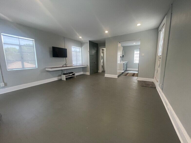 Primary Photo Of 133 Conrad St, San Antonio Flex For Sale