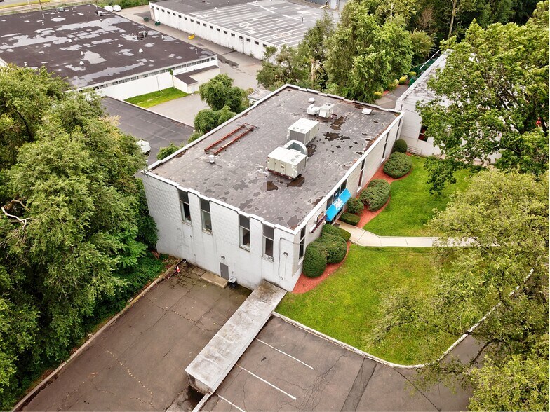 More Photos Of 550 County Ave, Secaucus Showroom For Lease