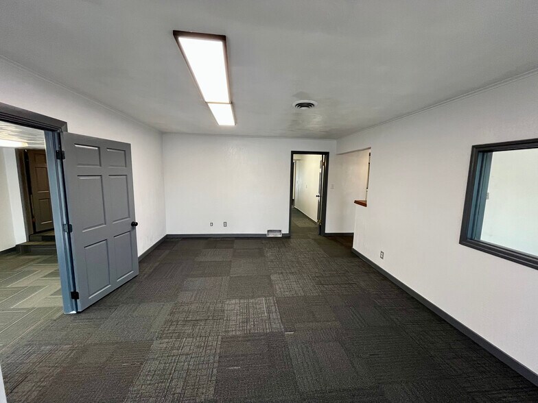 More Photos Of 1759 E Elm St, Springfield Office For Lease