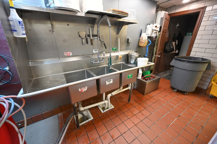 More Photos Of 1239 Mount Olivet Rd NE, Washington Freestanding For Lease