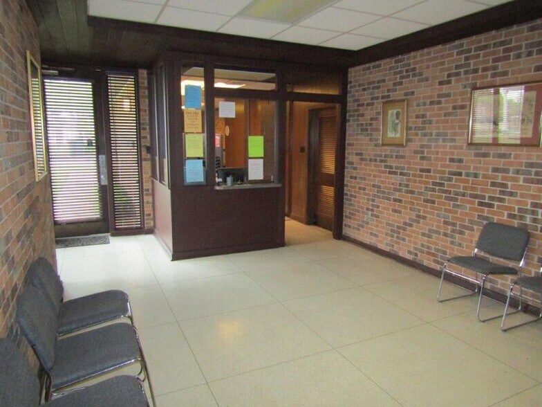 More Photos Of 301 Julia St, New Iberia Office For Lease