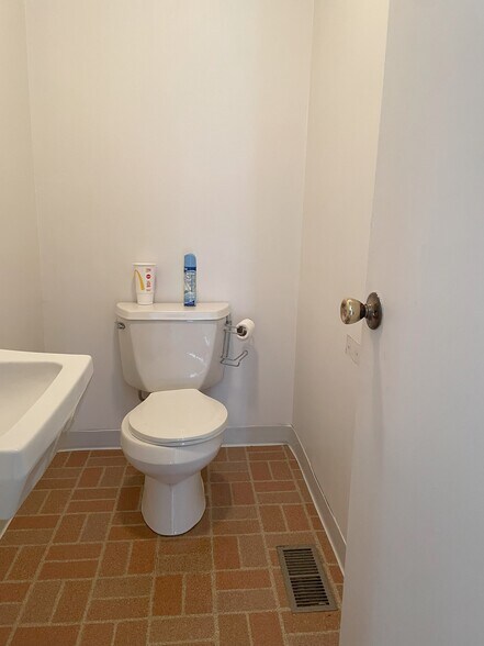 More Photos Of 203 Henderson St, Richlands Flex For Sale