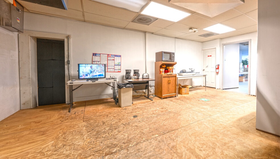 More Photos Of 1989 N Opdyke Rd, Auburn Hills Freestanding For Sale