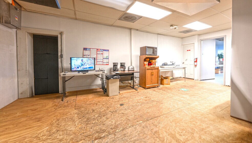 More Photos Of 2250 Pontiac Rd, Auburn Hills Office For Lease