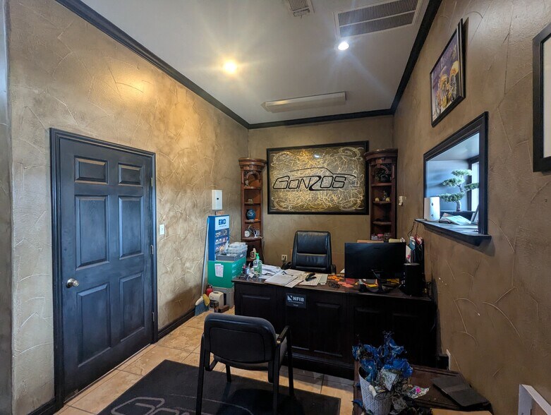 More Photos Of 5320 W Parkway St, Groves Industrial For Sale