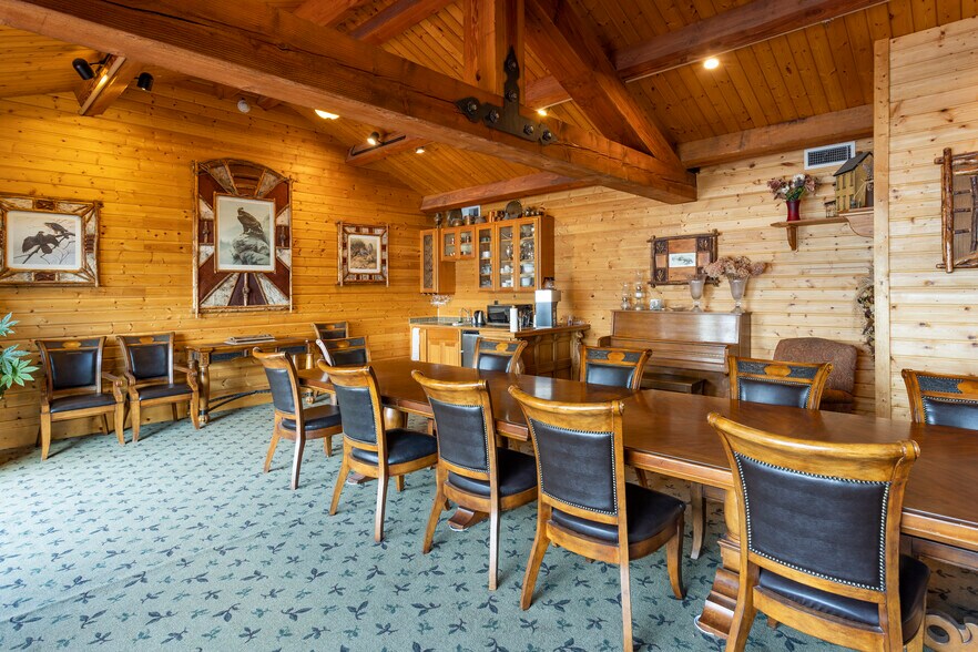 More Photos Of 41-45 Lakeshore Dr, Sagle Hotel For Sale