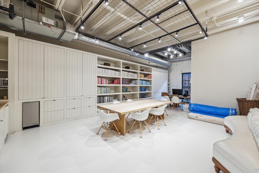 More Photos Of 2422 Bartlett St, Houston Loft Creative Space For Lease