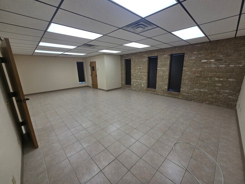 More Photos Of 3610-3616 Saturn Rd, Garland Office For Lease