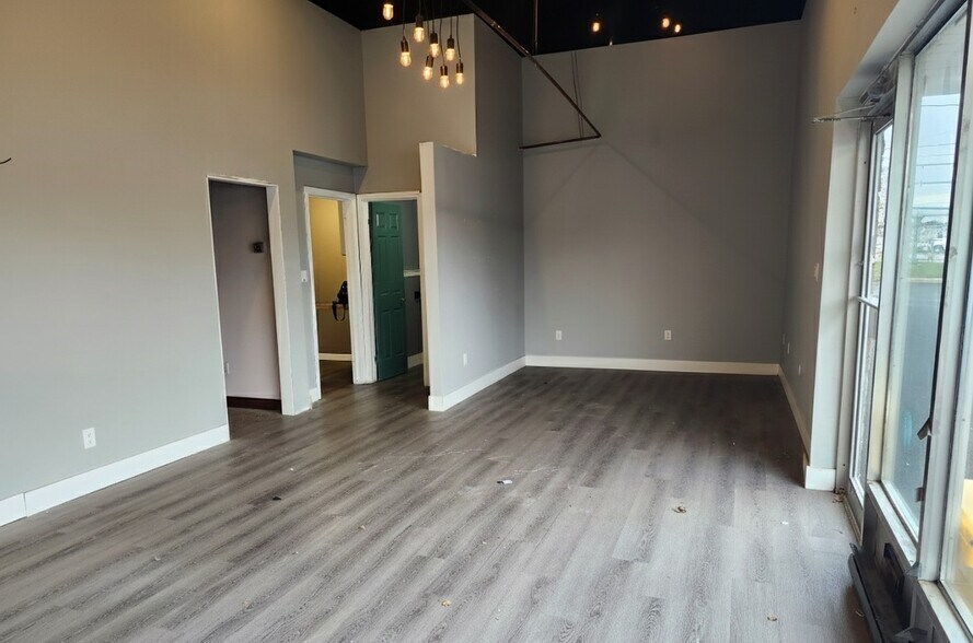 More Photos Of 1 Hiscott St, St Catharines Warehouse For Lease