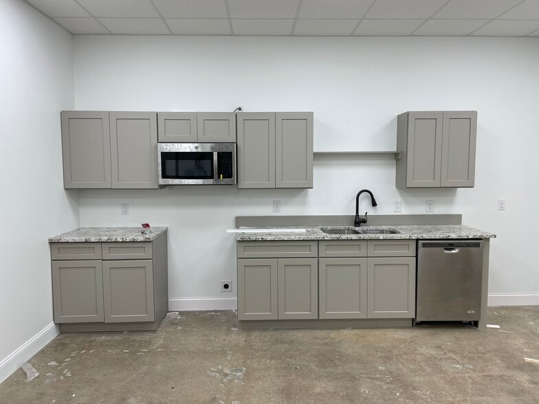 More Photos Of 10939 Shady Trl, Dallas Distribution For Lease