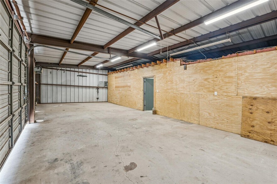 More Photos Of 1497 W Highway 67, Glen Rose Flex For Lease