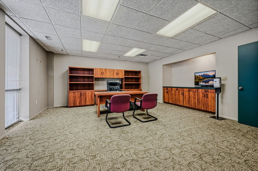 More Photos Of 53 Mccullough Dr, New Castle Warehouse For Lease