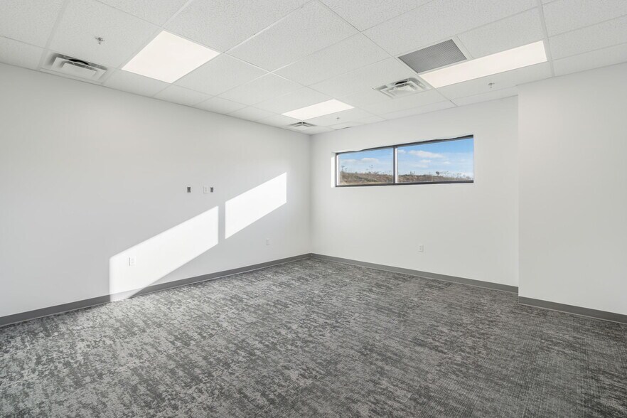 More Photos Of 1295 Huntington Park Dr, Loudon Warehouse For Lease