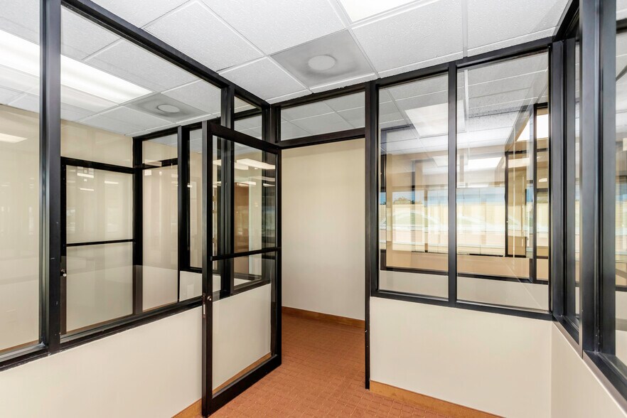 More Photos Of 5801 Ulmerton Rd, Clearwater Loft Creative Space For Lease