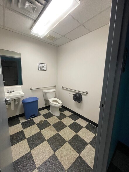 More Photos Of 800-820 Mckeesport Rd, Elizabeth Supermarket For Lease