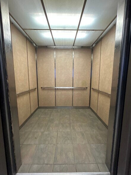 More Photos Of 4747 W Peterson Ave, Chicago Office For Lease