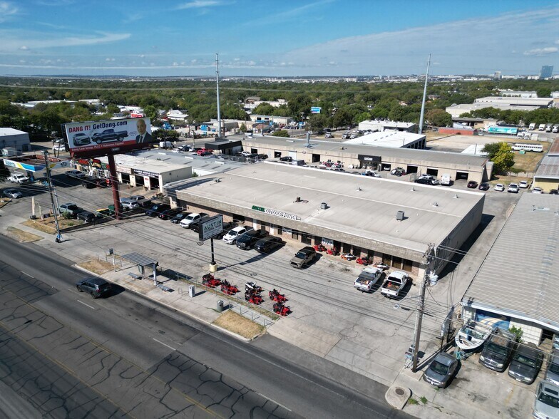 More Photos Of 11104 N Lamar Blvd, Austin Showroom For Lease