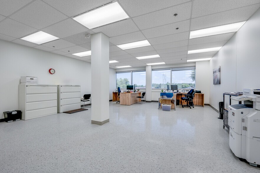 More Photos Of 63 Glencoe St, Ottawa Office For Lease