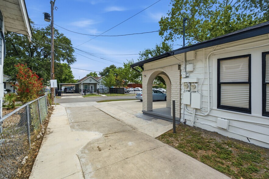 More Photos Of 827 W Rosewood Ave, San Antonio Apartments For Sale