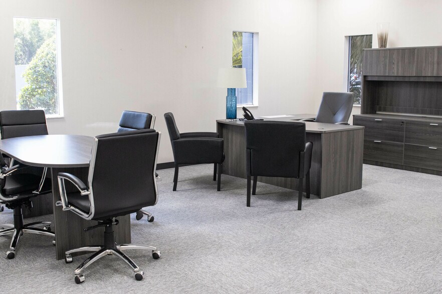 More Photos Of 9675 4th St N, Saint Petersburg Veterinarian Kennel For Lease
